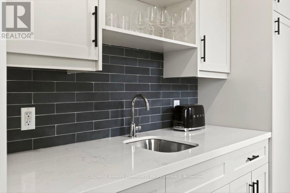 128 Canada Street, Hamilton, ON - Indoor Photo Showing Kitchen