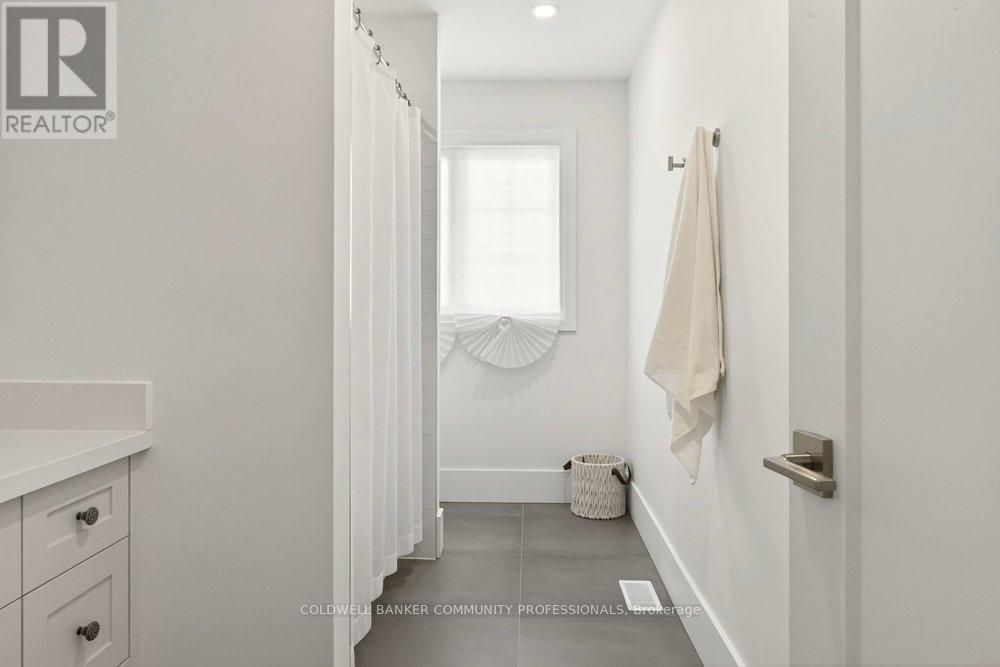 128 Canada Street, Hamilton, ON - Indoor Photo Showing Bathroom