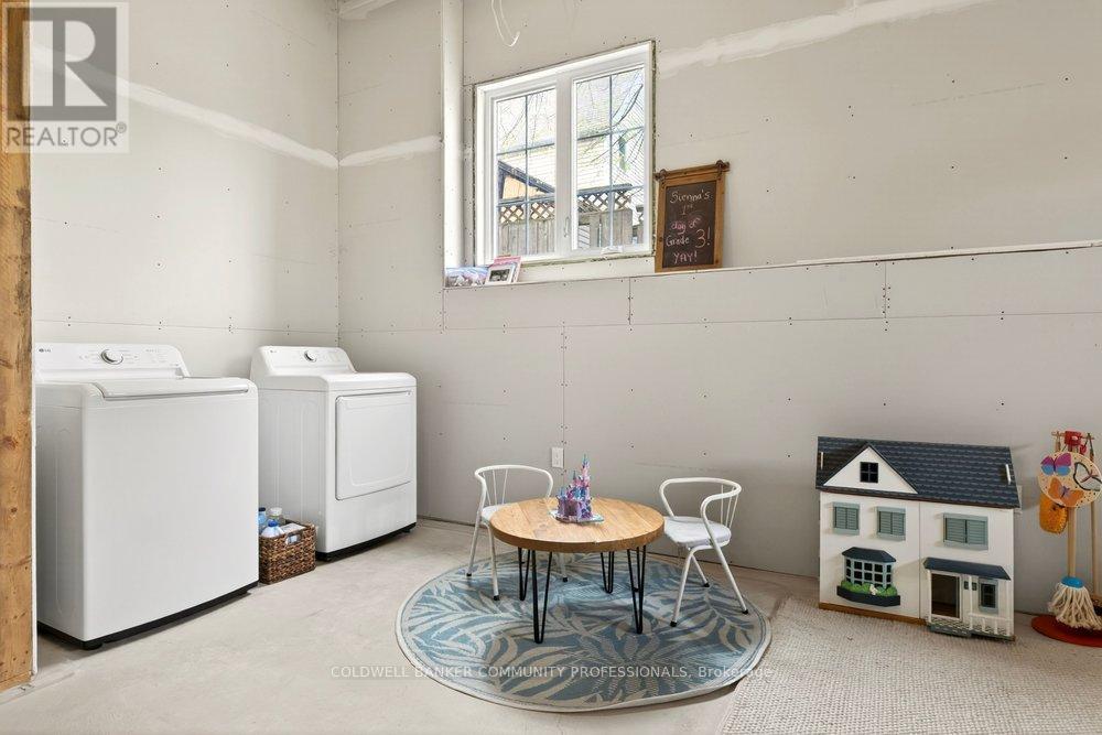 128 Canada Street, Hamilton, ON - Indoor Photo Showing Laundry Room