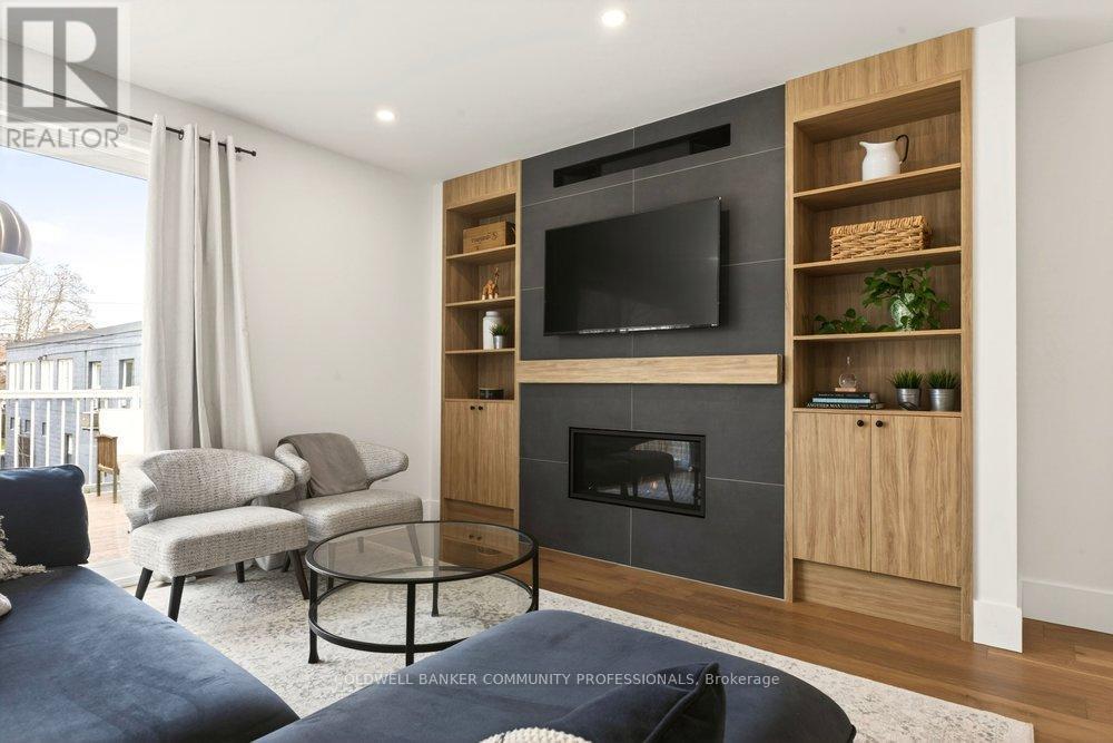 128 Canada Street, Hamilton, ON - Indoor Photo Showing Living Room With Fireplace