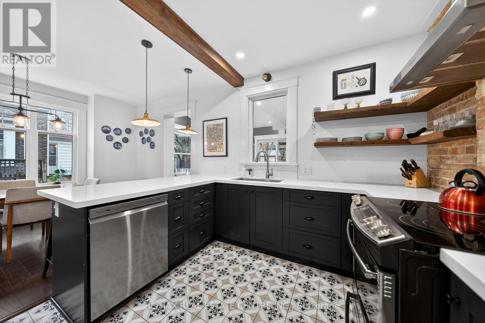 282 Park Street, Kitchener, ON - Indoor Photo Showing Kitchen