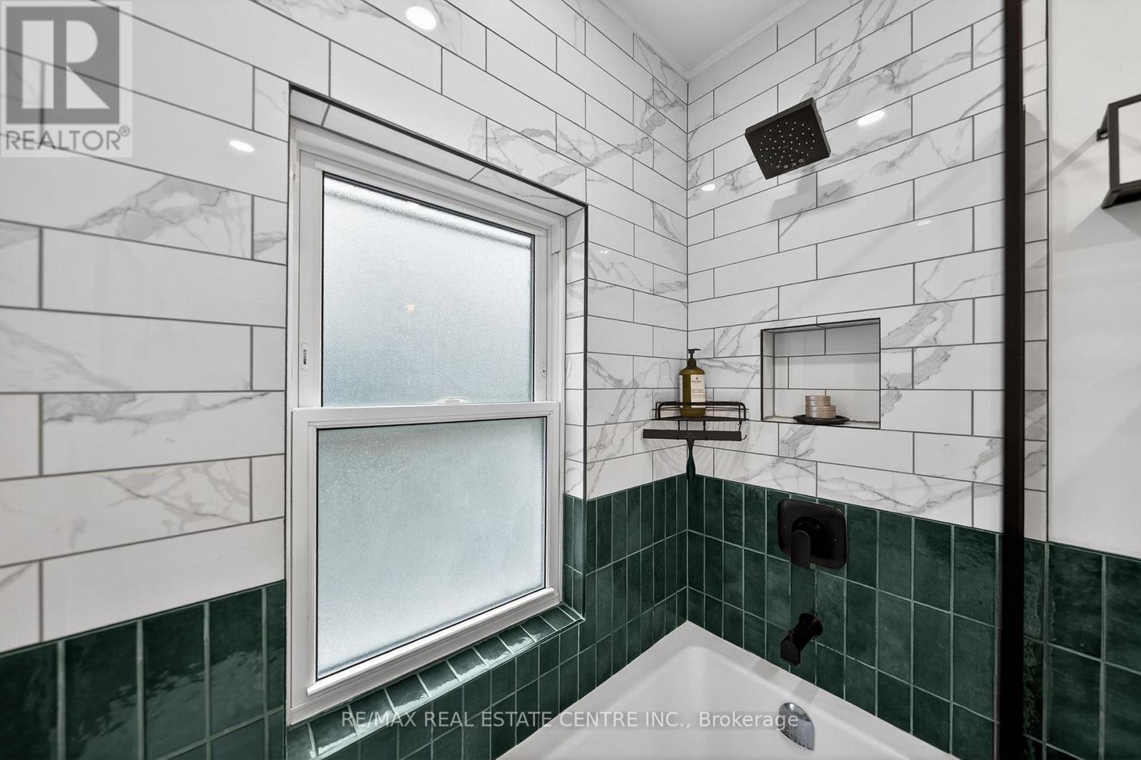 282 Park Street, Kitchener, ON - Indoor Photo Showing Bathroom