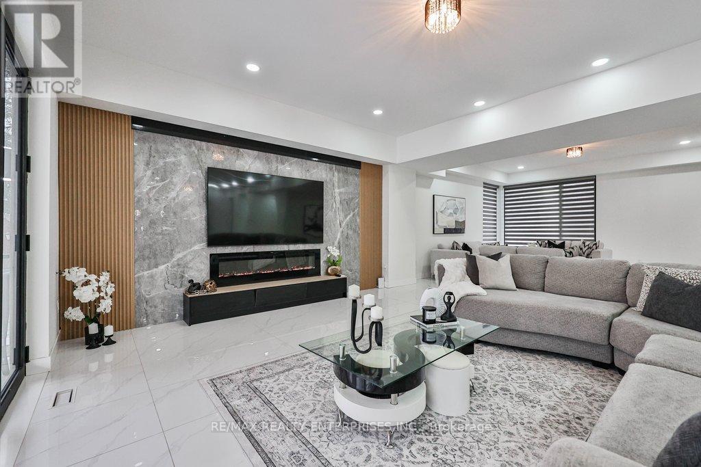 4511 Guelph Line, Burlington, ON - Indoor Photo Showing Living Room