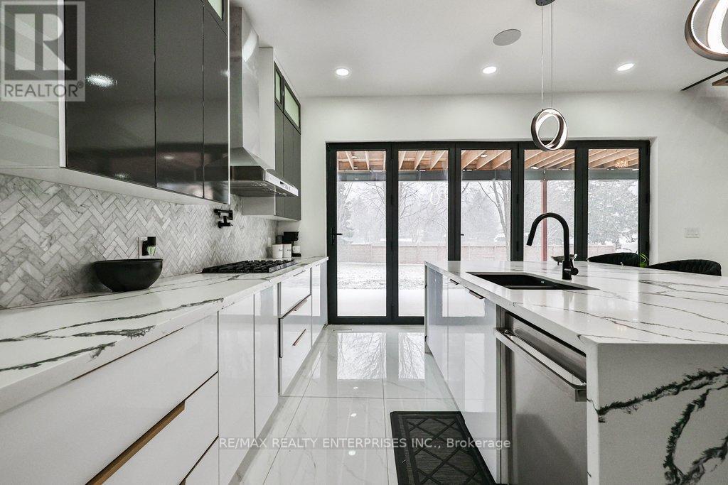 4511 Guelph Line, Burlington, ON - Indoor Photo Showing Kitchen With Upgraded Kitchen
