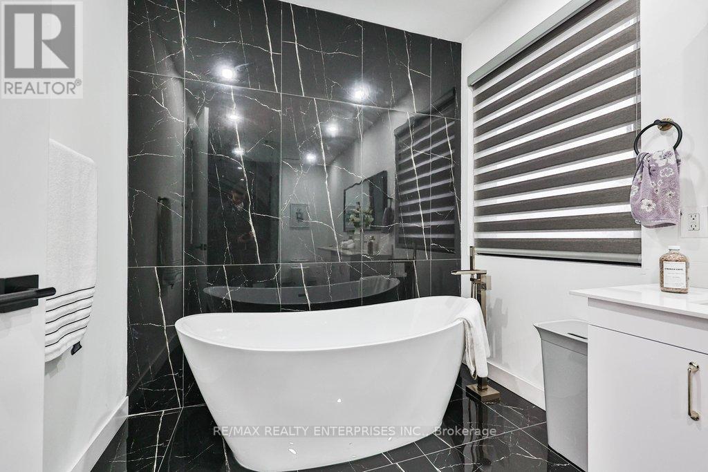 4511 Guelph Line, Burlington, ON - Indoor Photo Showing Bathroom