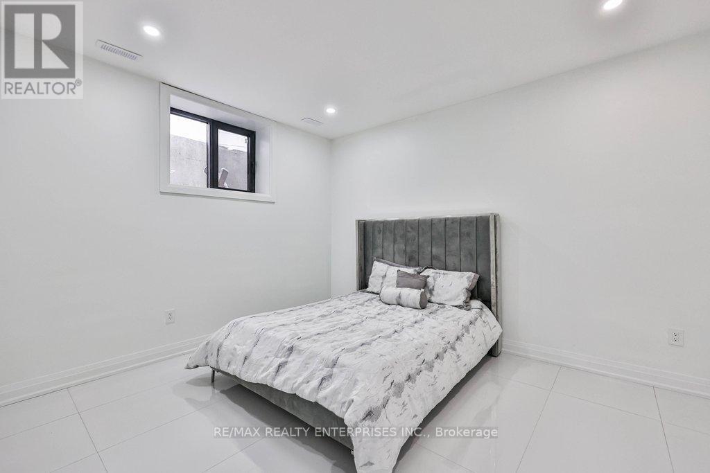 4511 Guelph Line, Burlington, ON - Indoor Photo Showing Bedroom