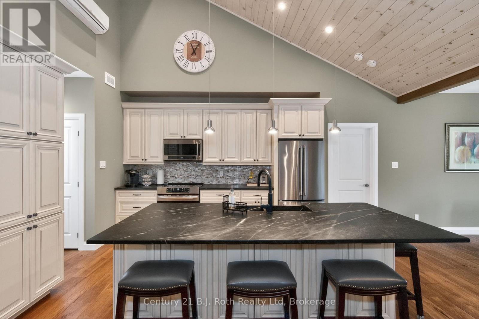 LARGE ISLAND - 291 Concession Road 8 E, Tiny, ON - Indoor Photo Showing Kitchen