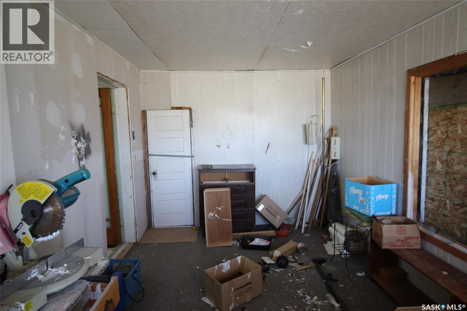 0 Railway Street E, Eastend, SK - Indoor