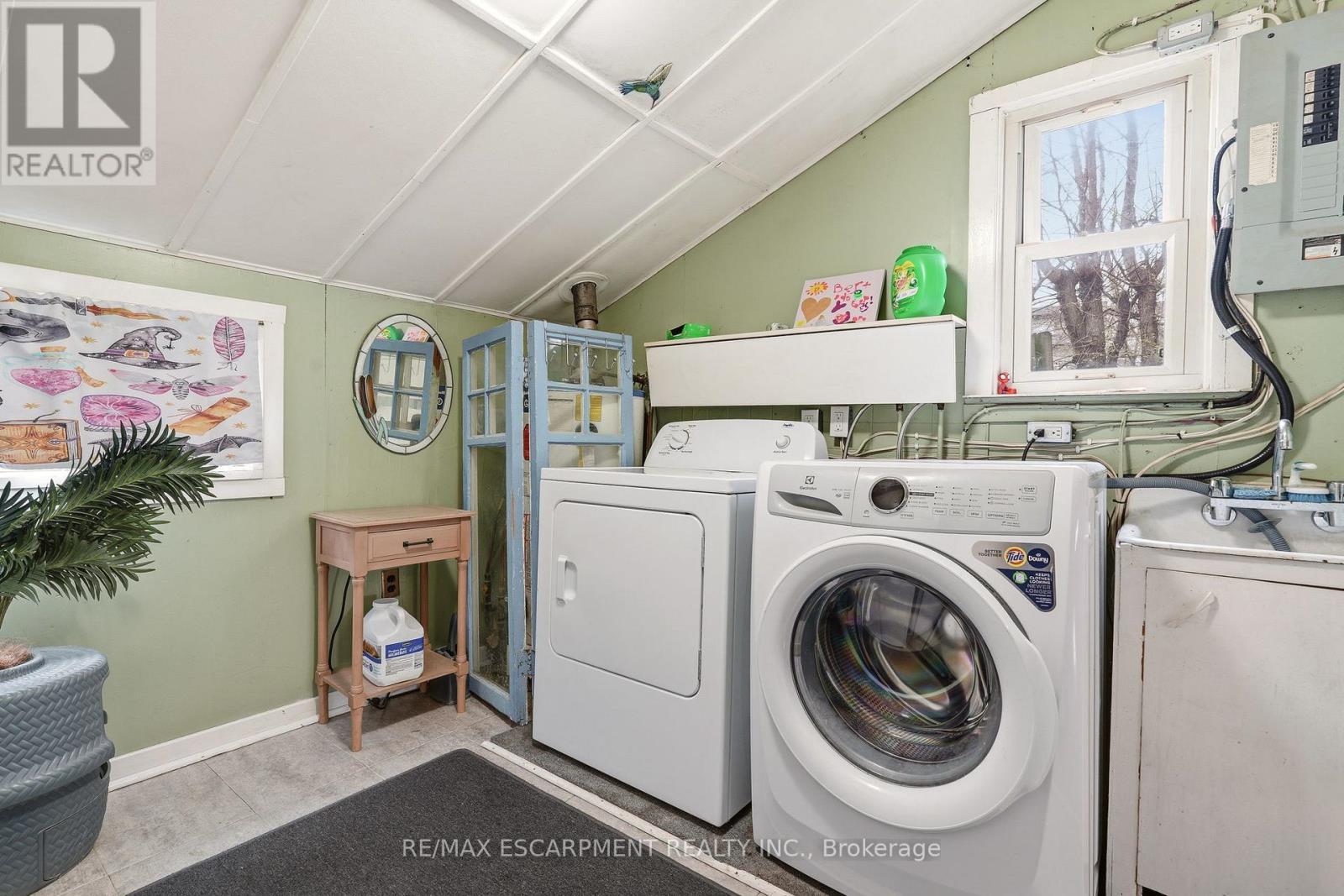 66 East 32Nd Street, Hamilton, ON - Indoor Photo Showing Laundry Room