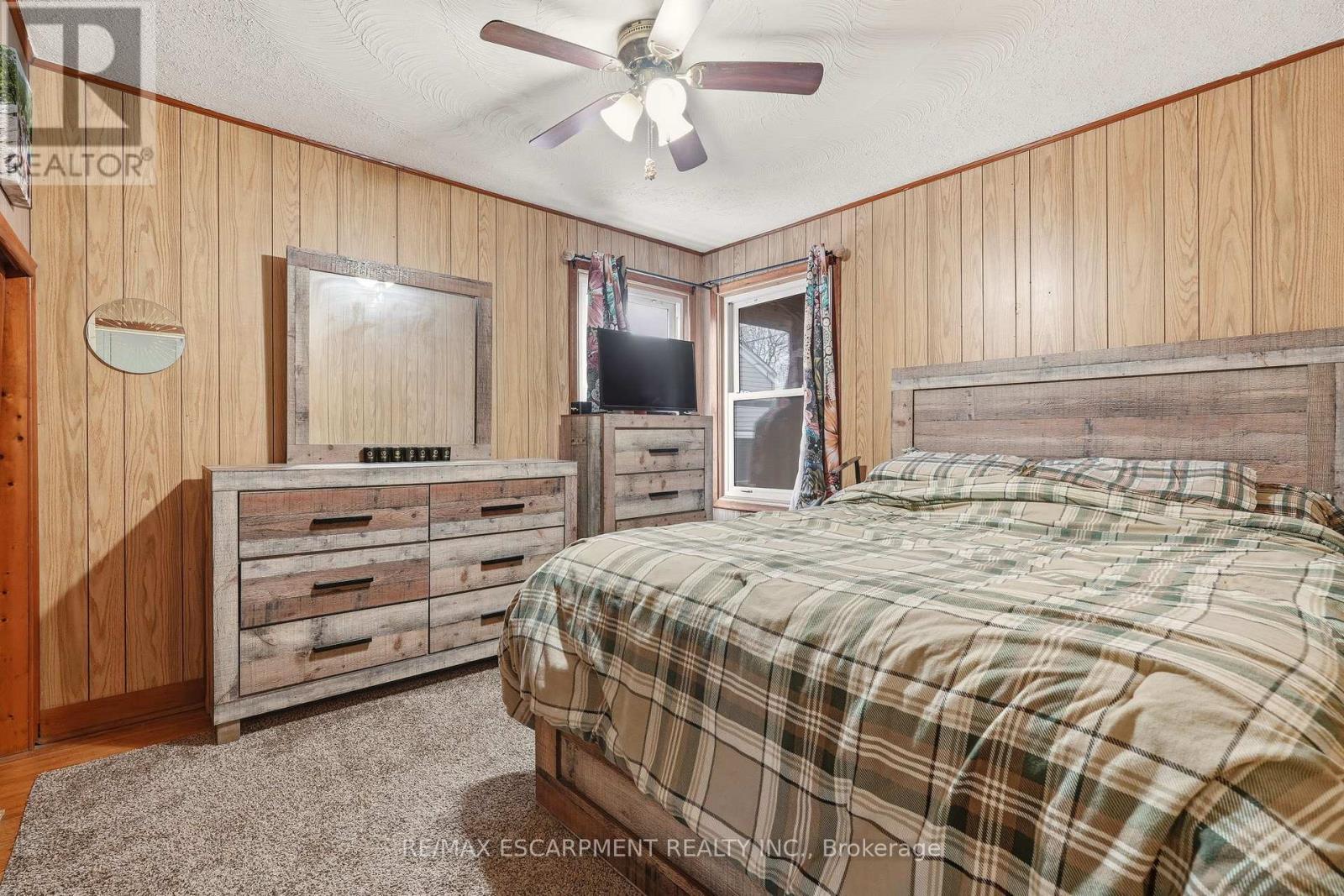 66 East 32Nd Street, Hamilton, ON - Indoor Photo Showing Bedroom