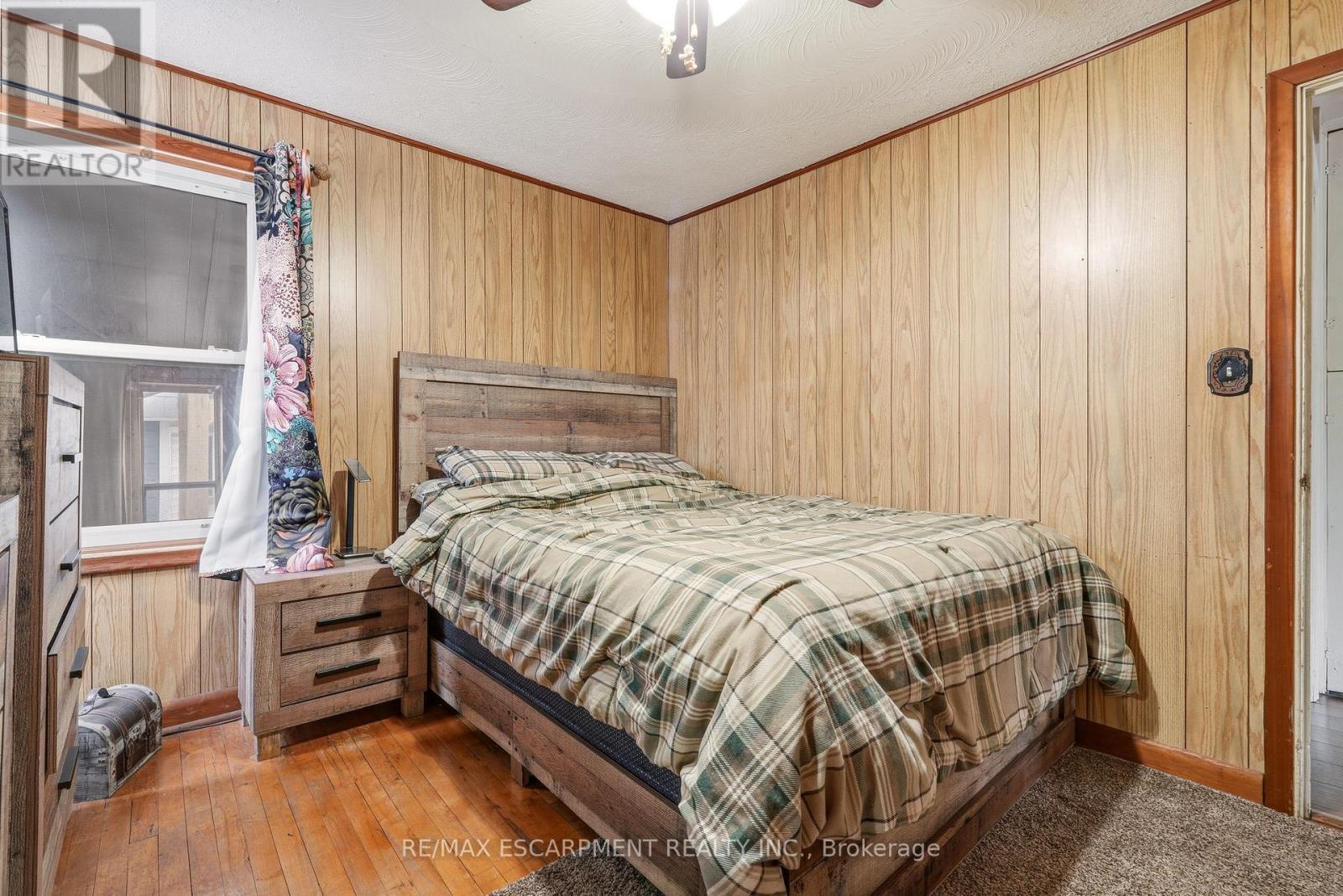 66 East 32Nd Street, Hamilton, ON - Indoor Photo Showing Bedroom