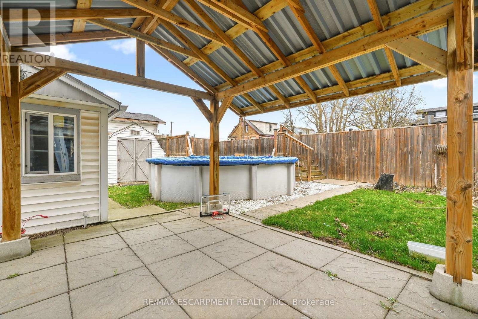 66 East 32Nd Street, Hamilton, ON - Outdoor With Above Ground Pool