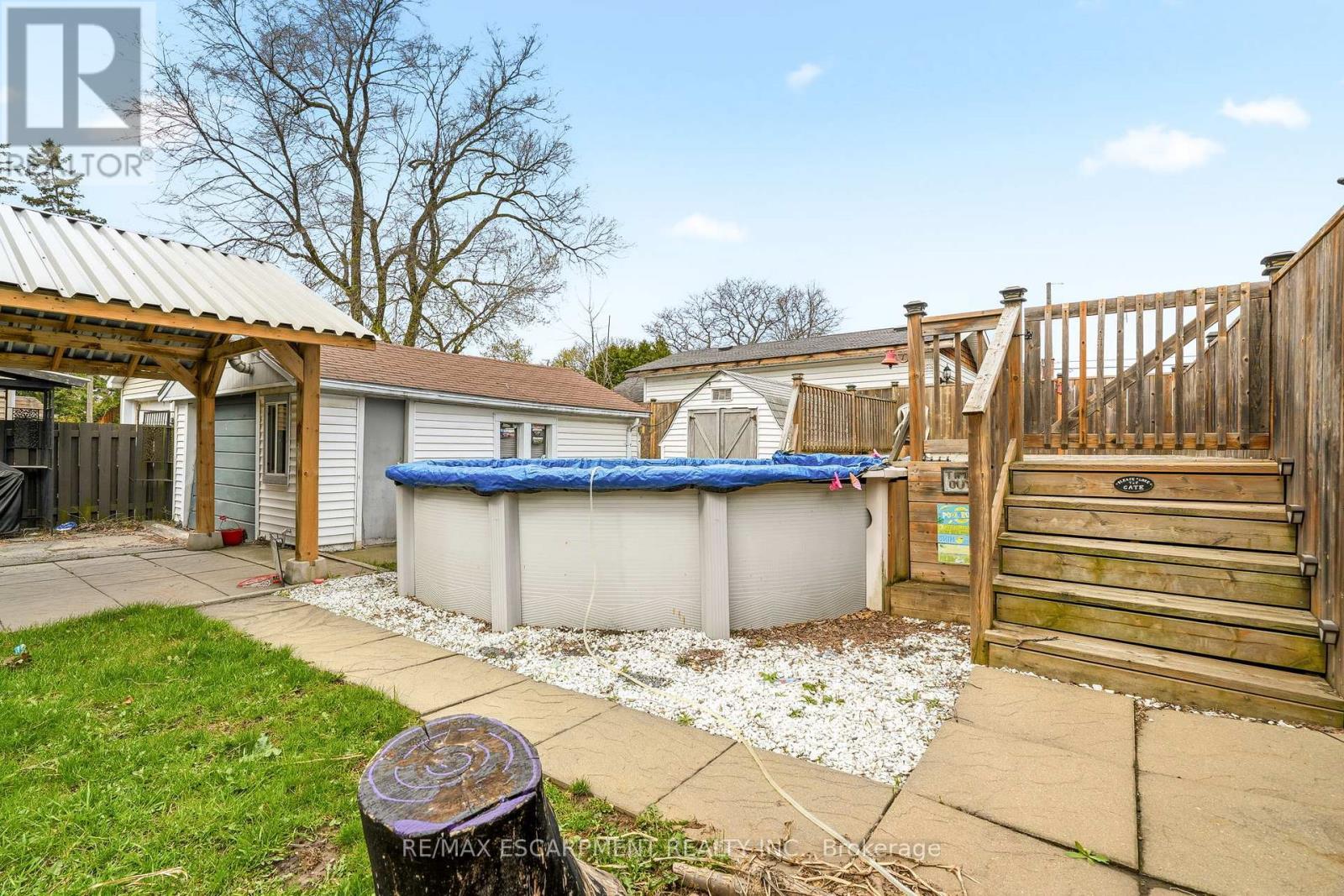 66 East 32Nd Street, Hamilton, ON - Outdoor With Above Ground Pool