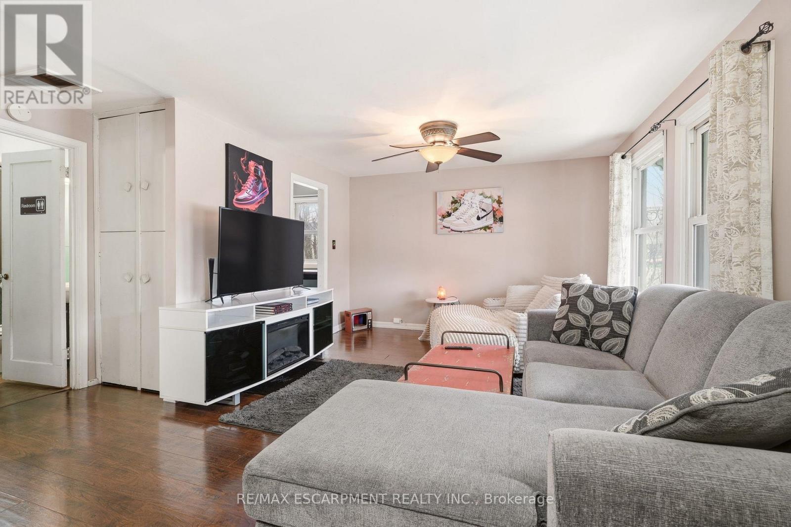 66 East 32Nd Street, Hamilton, ON - Indoor Photo Showing Living Room