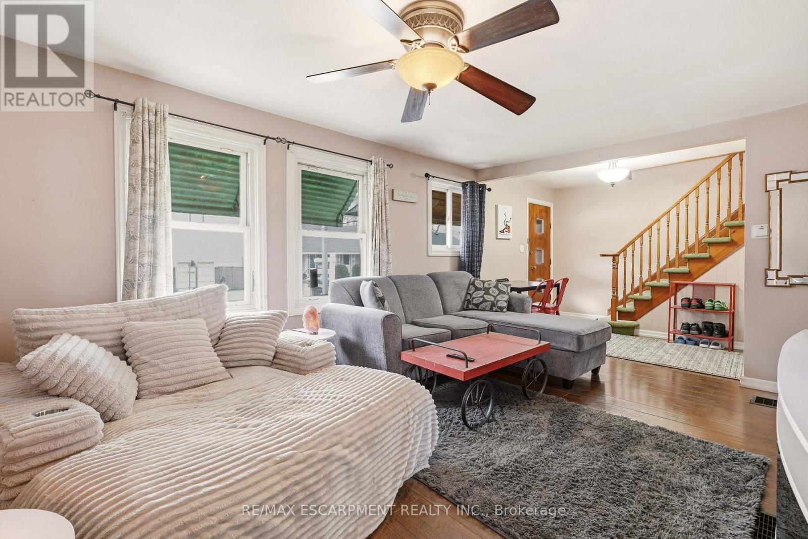 66 East 32Nd Street, Hamilton, ON - Indoor Photo Showing Living Room