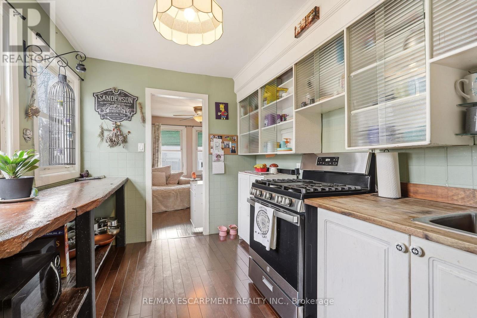 66 East 32Nd Street, Hamilton, ON - Indoor Photo Showing Kitchen