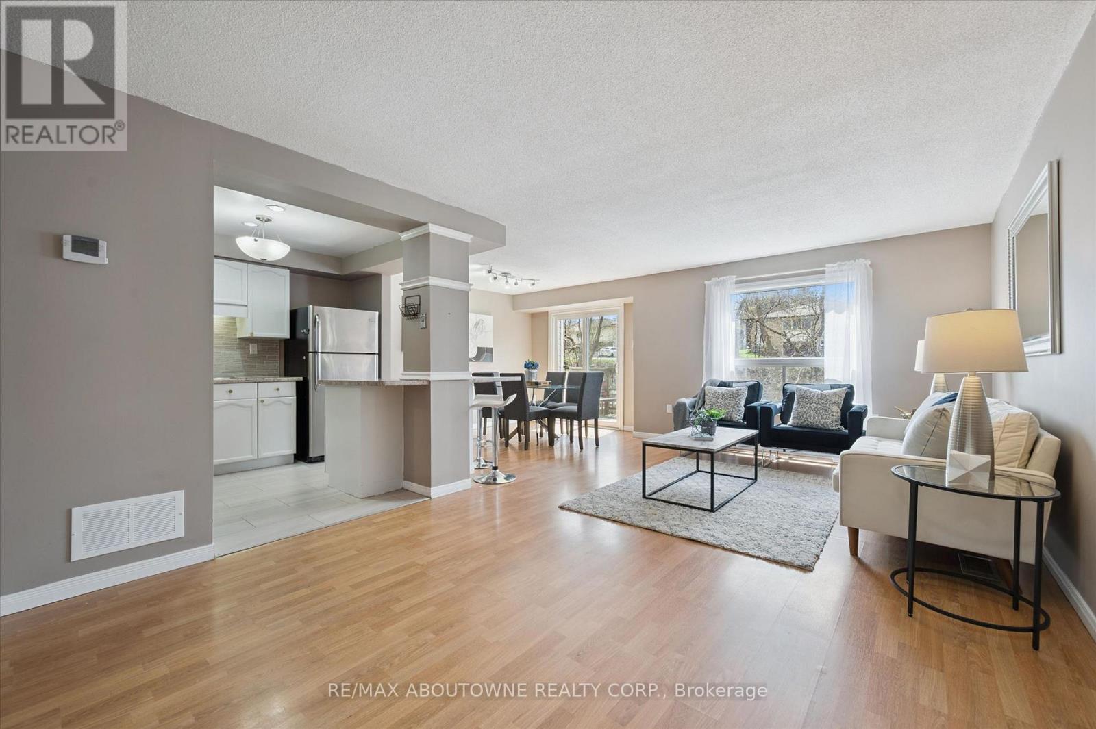 25 - 365 Pioneer Drive, Kitchener, ON - Indoor Photo Showing Living Room