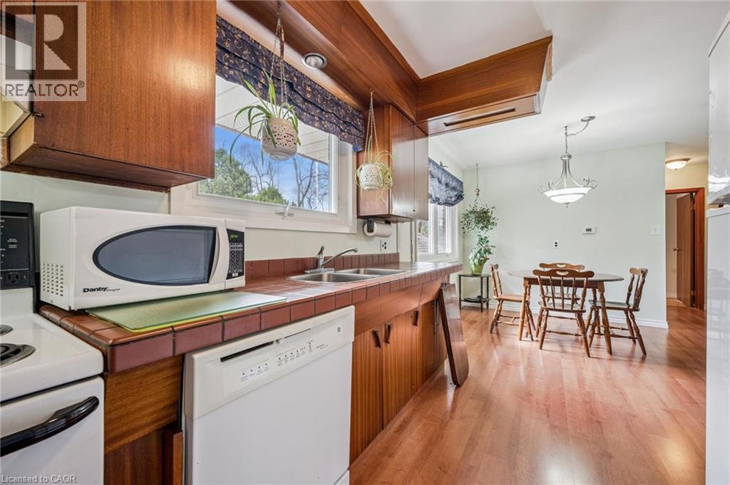 106 Ruskview Road, Kitchener, ON - Indoor Photo Showing Kitchen With Double Sink