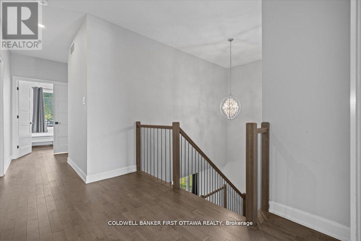 562 Queen Mary Street, Ottawa, ON - Indoor Photo Showing Other Room