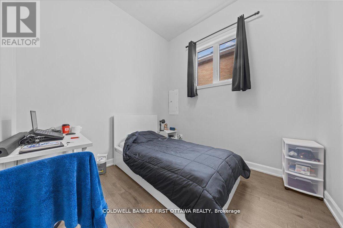 562 Queen Mary Street, Ottawa, ON - Indoor Photo Showing Bedroom