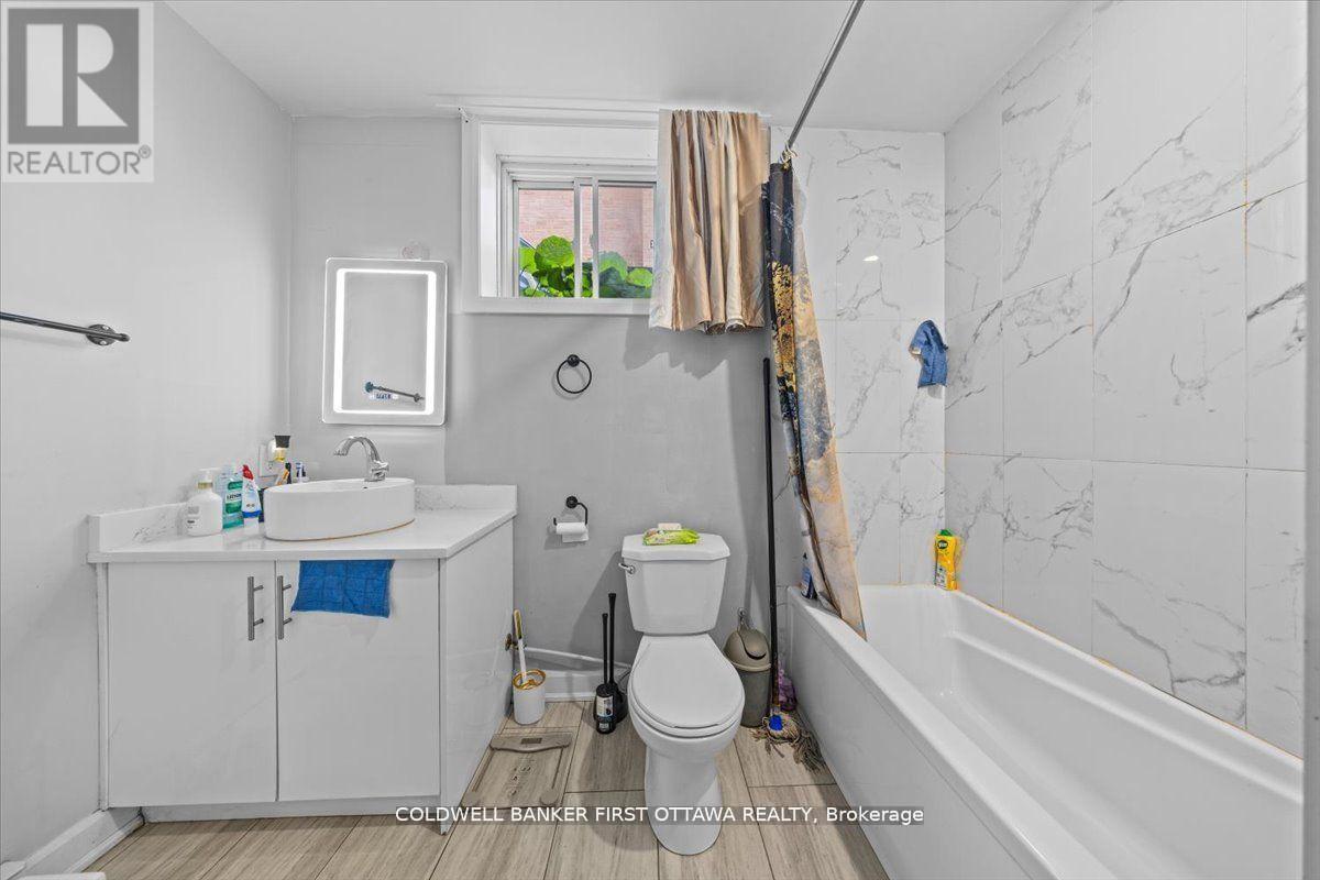 562 Queen Mary Street, Ottawa, ON - Indoor Photo Showing Bathroom