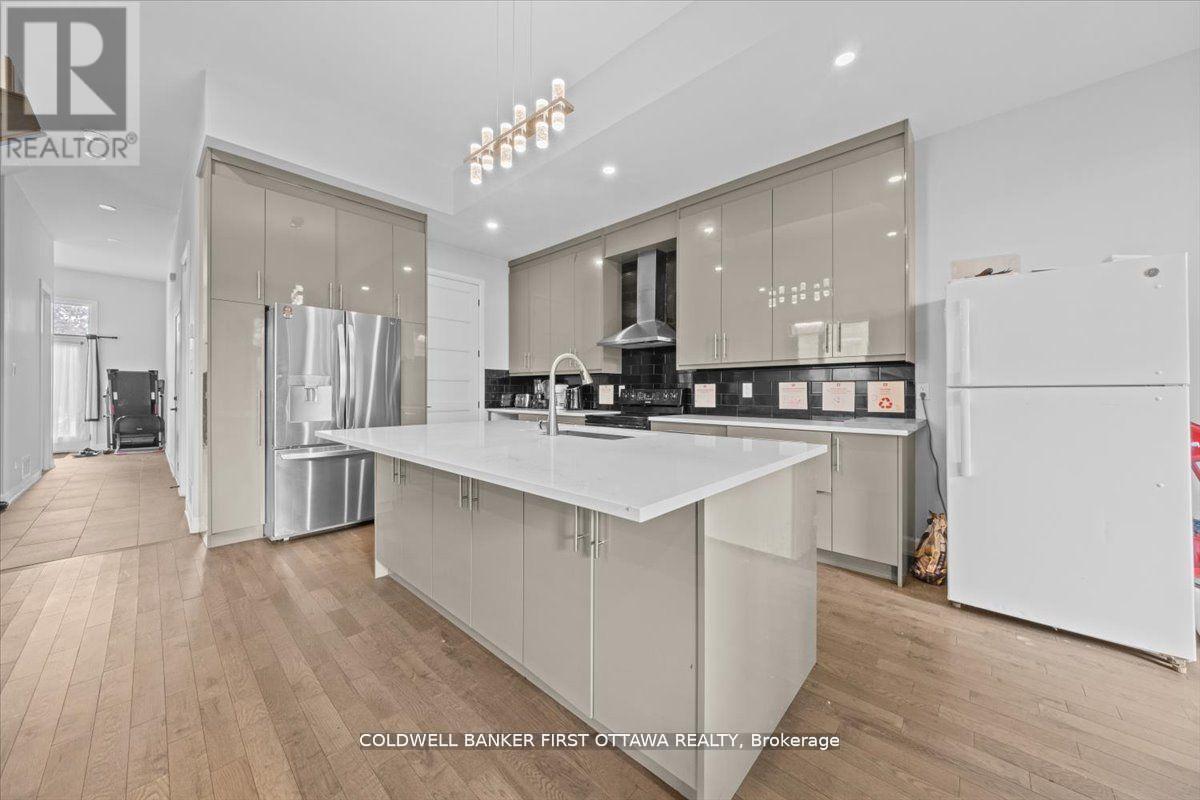 562 Queen Mary Street, Ottawa, ON - Indoor Photo Showing Kitchen With Upgraded Kitchen