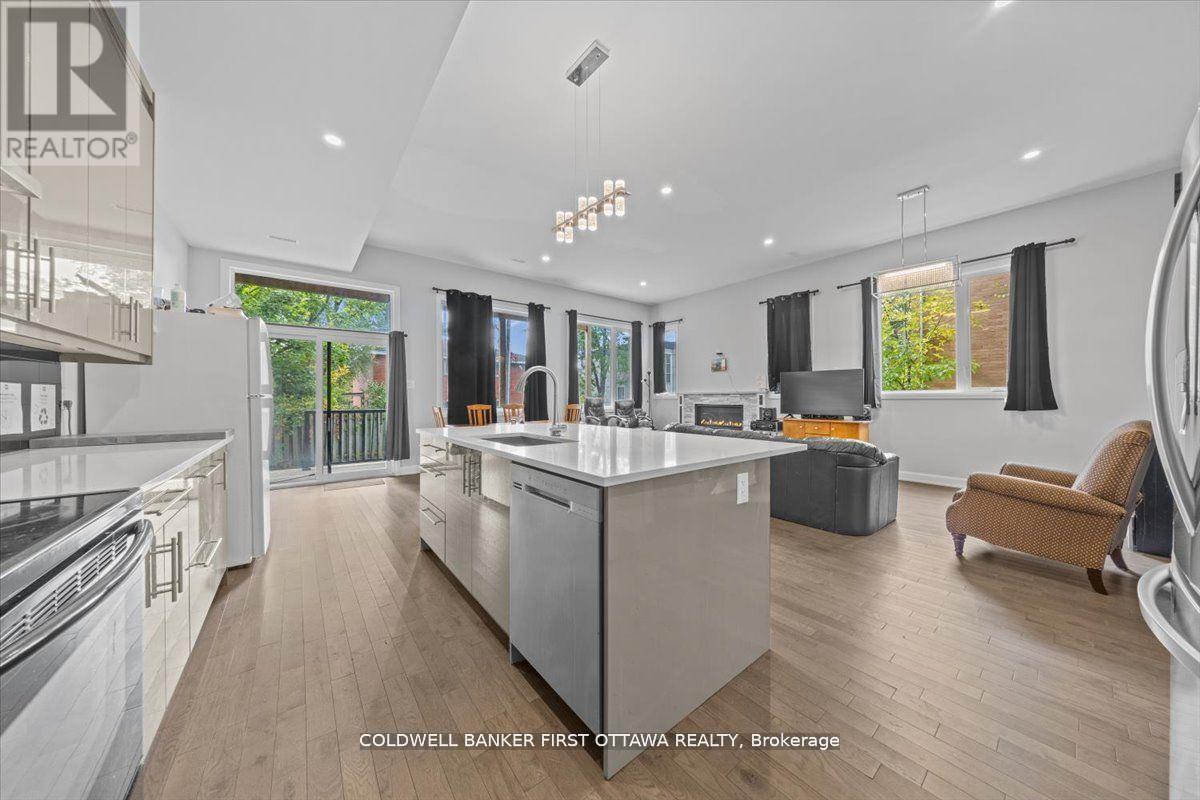 562 Queen Mary Street, Ottawa, ON - Indoor Photo Showing Kitchen With Upgraded Kitchen