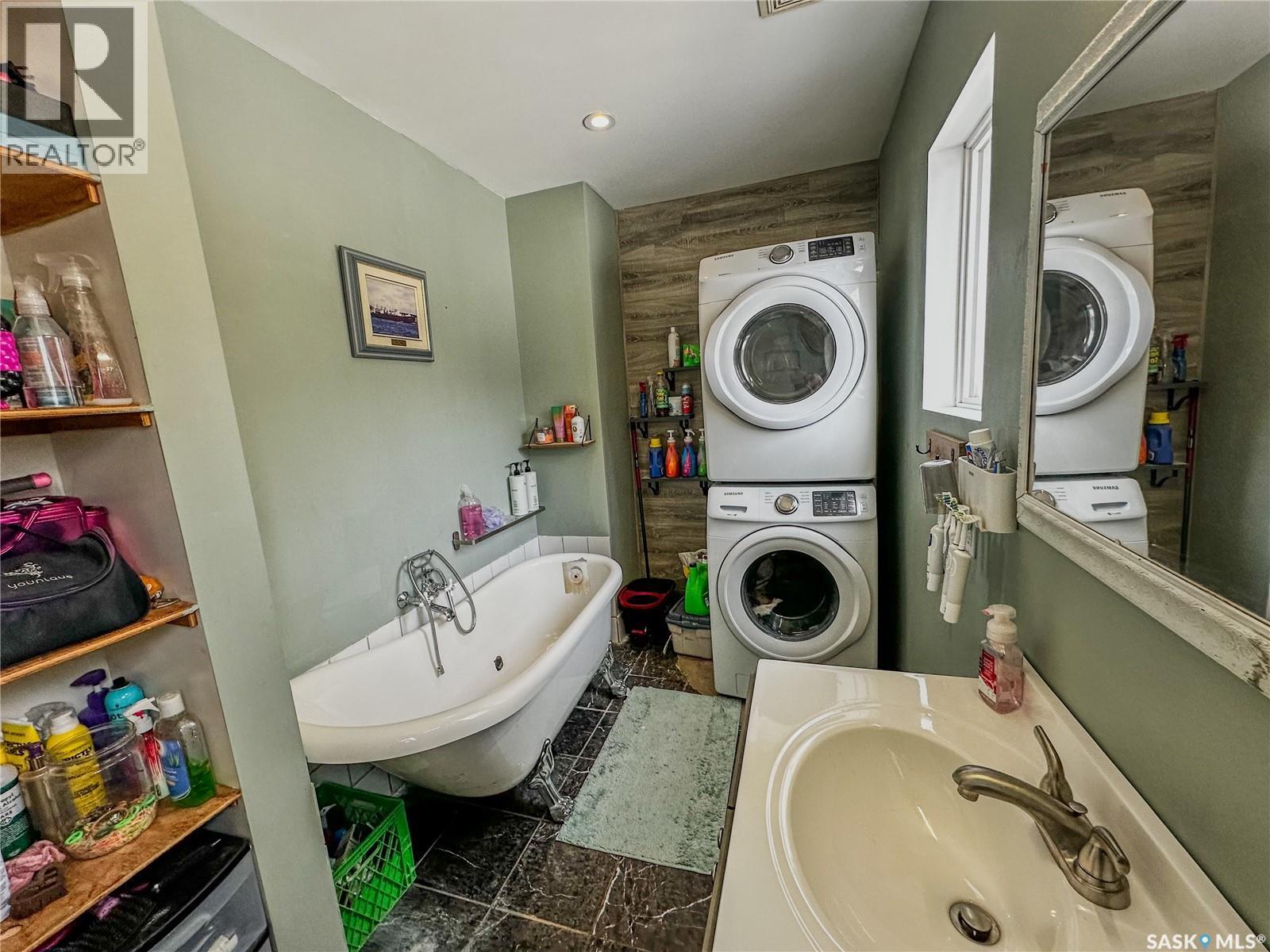 464 1St Avenue E, Melville, SK - Indoor Photo Showing Laundry Room