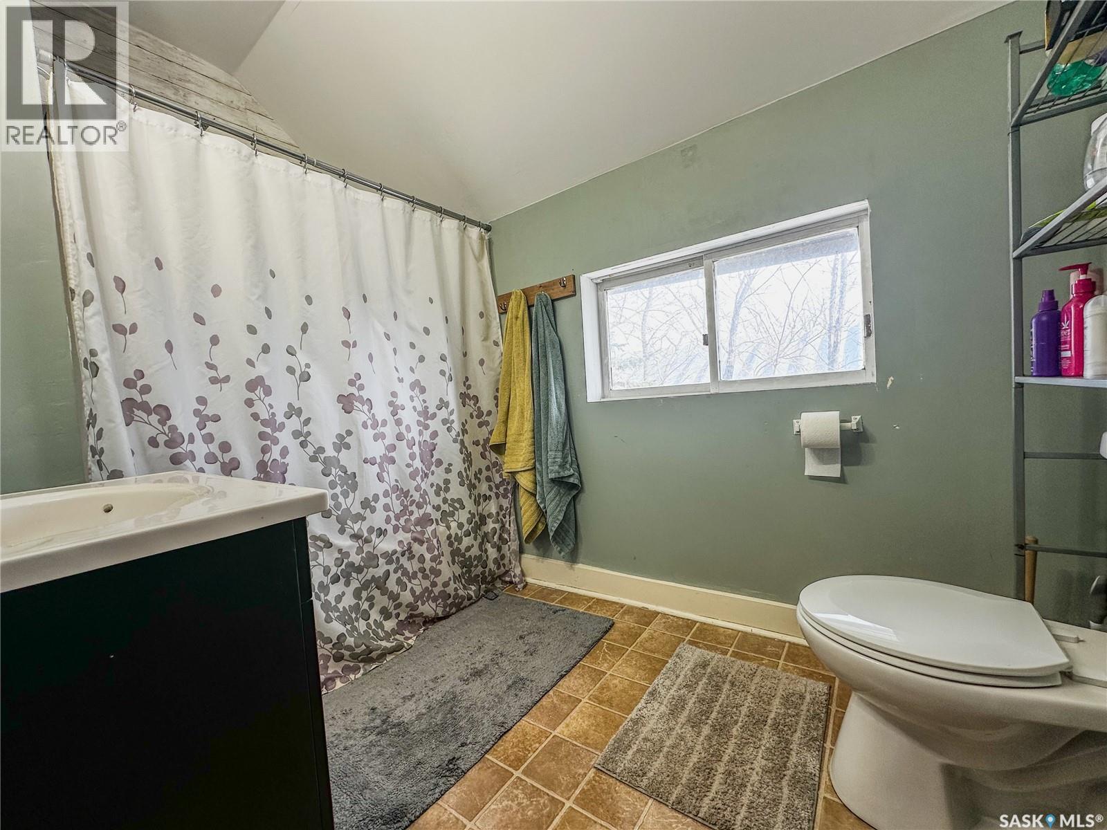 464 1St Avenue E, Melville, SK - Indoor Photo Showing Bathroom