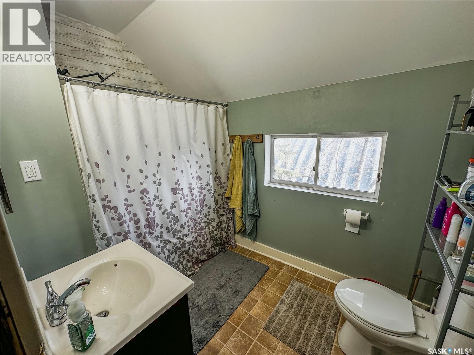 464 1St Avenue E, Melville, SK - Indoor Photo Showing Bathroom
