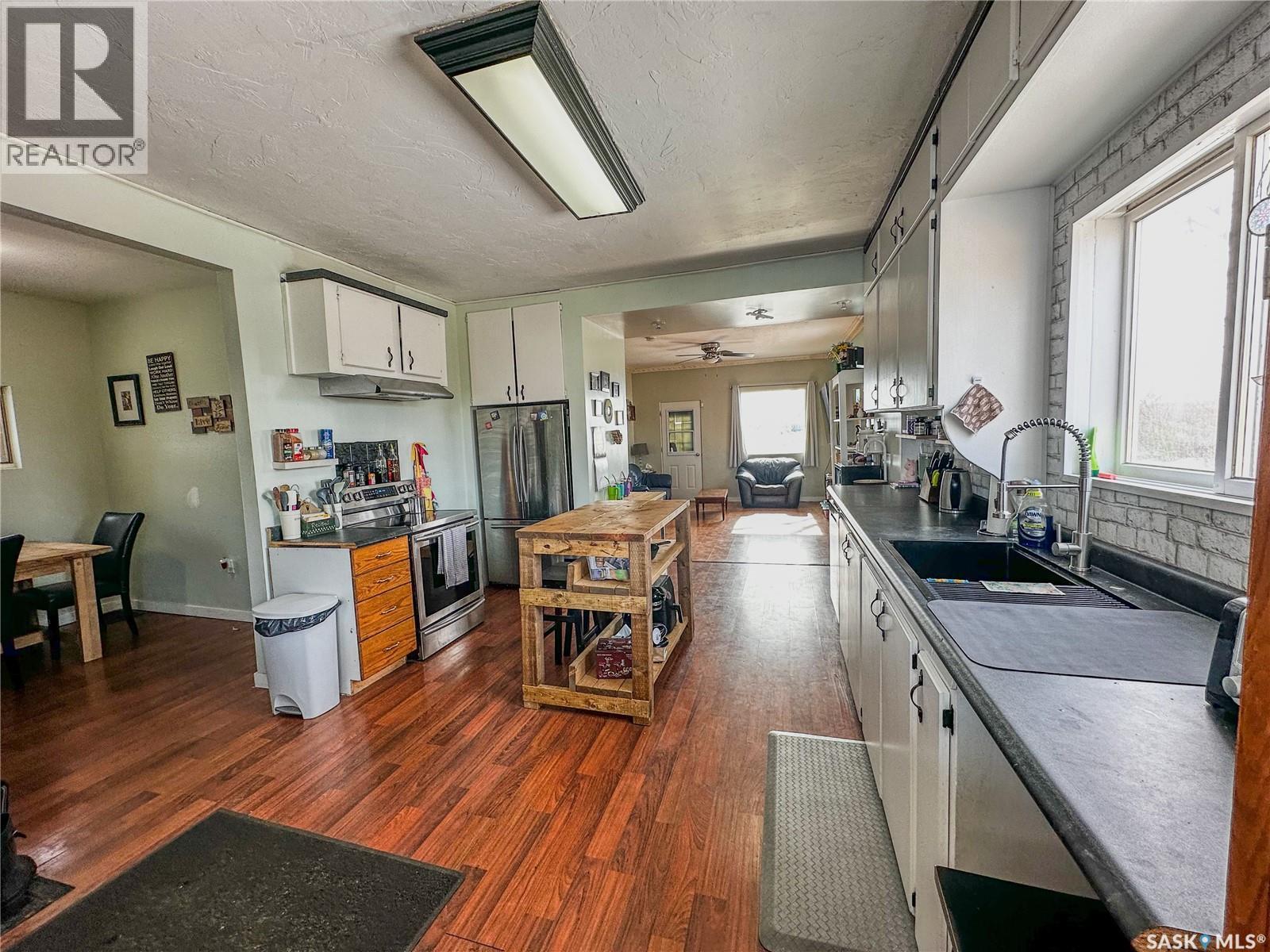 464 1St Avenue E, Melville, SK - Indoor