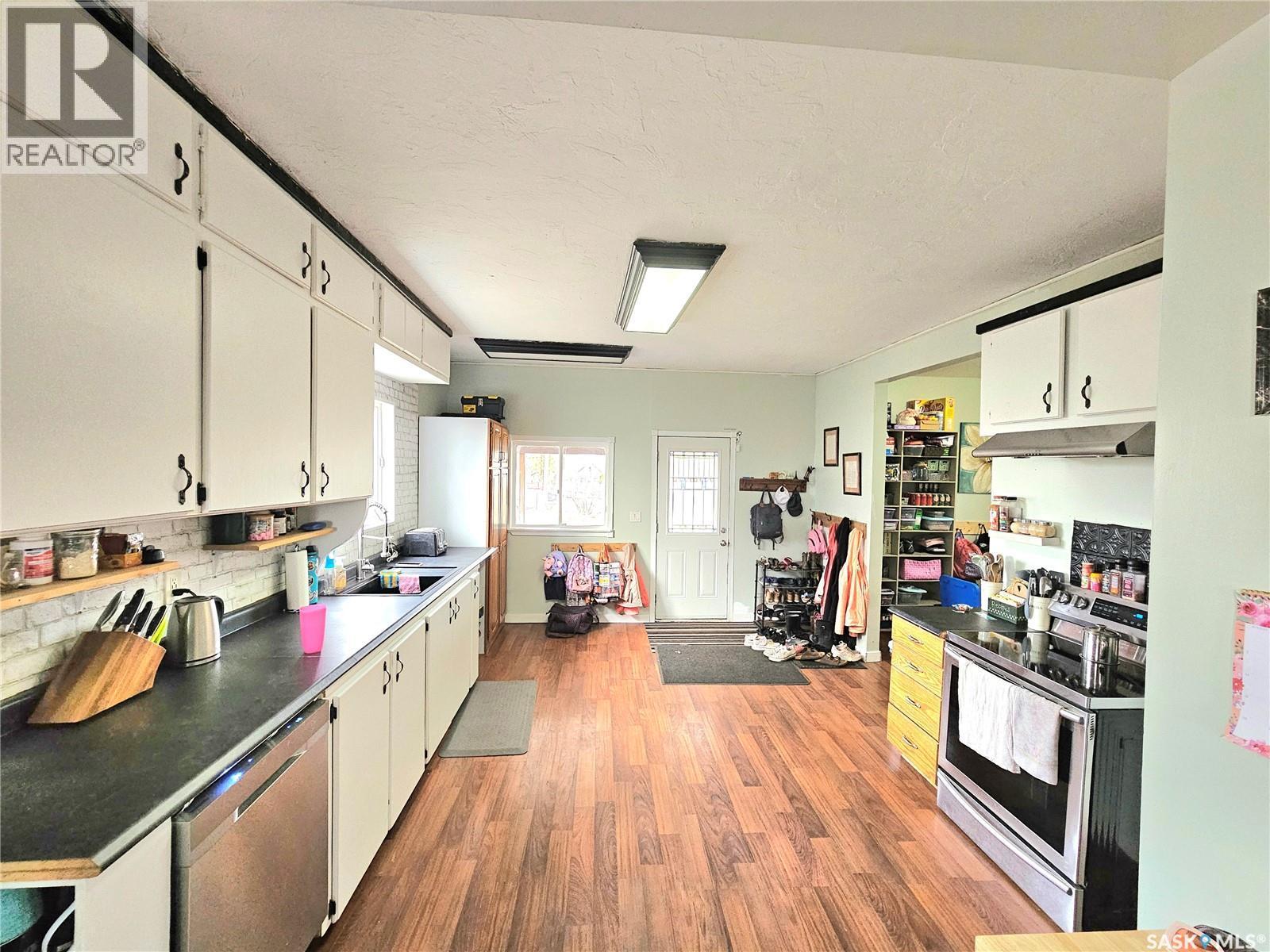 464 1St Avenue E, Melville, SK - Indoor Photo Showing Kitchen With Double Sink