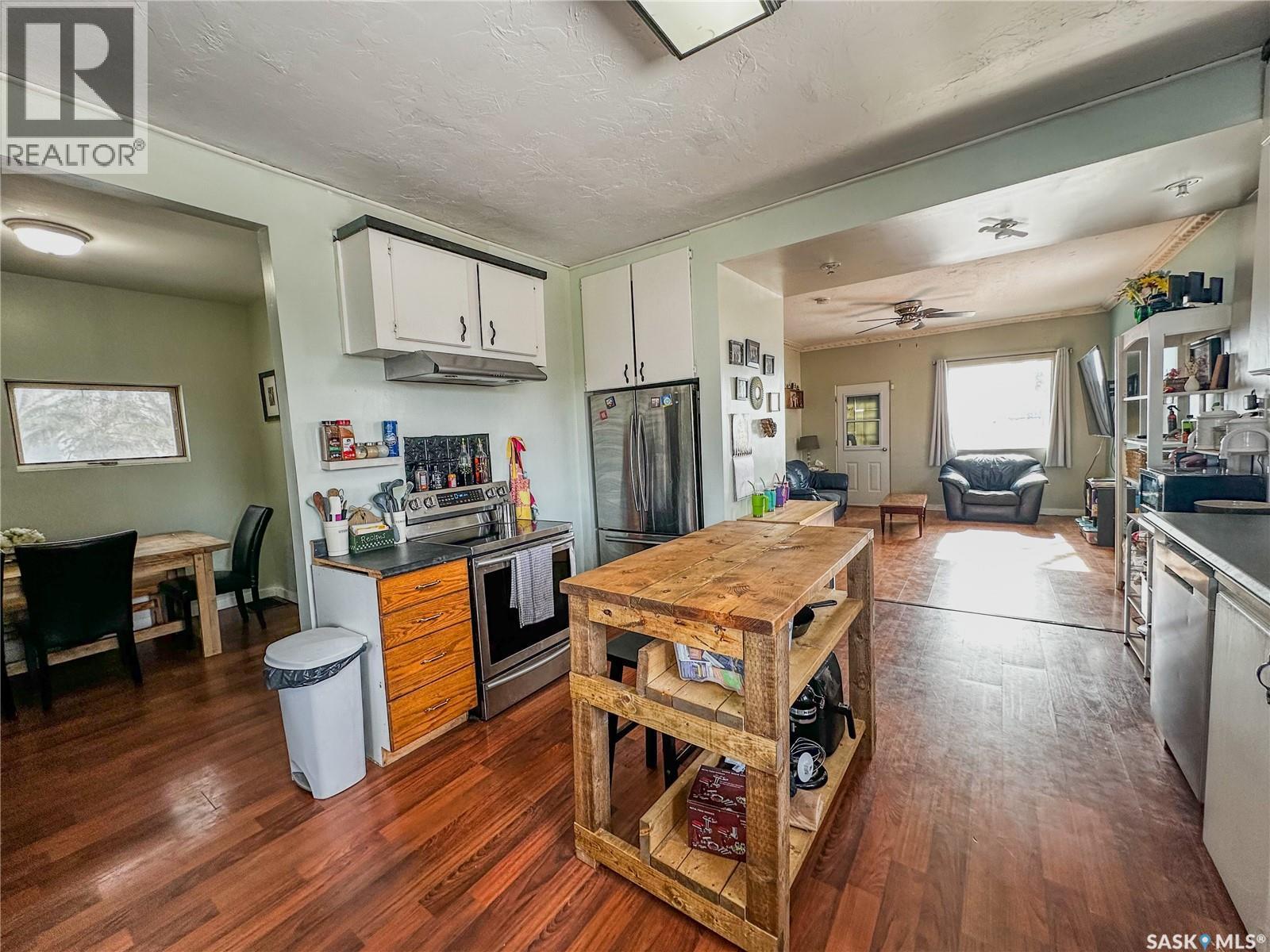 464 1St Avenue E, Melville, SK - Indoor Photo Showing Kitchen
