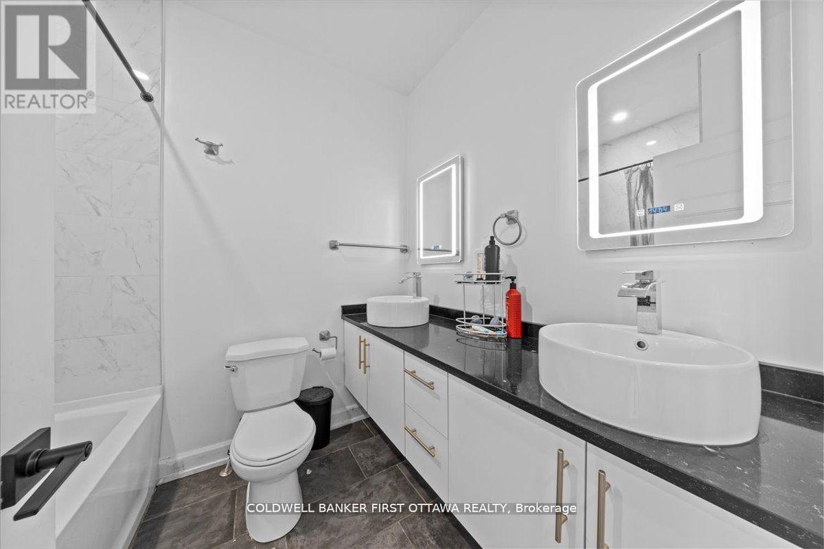 560 Queen Mary Street, Ottawa, ON - Indoor Photo Showing Bathroom