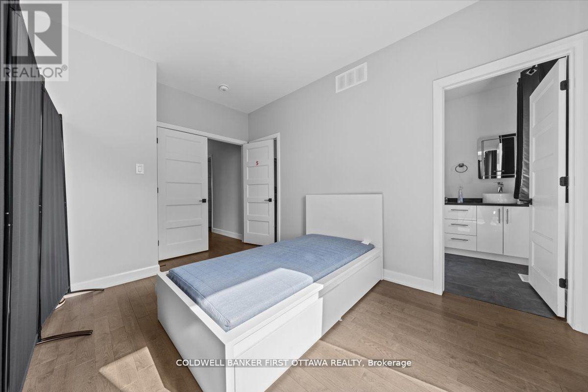 560 Queen Mary Street, Ottawa, ON - Indoor Photo Showing Bedroom