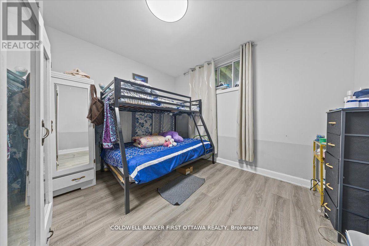 560 Queen Mary Street, Ottawa, ON - Indoor Photo Showing Bedroom