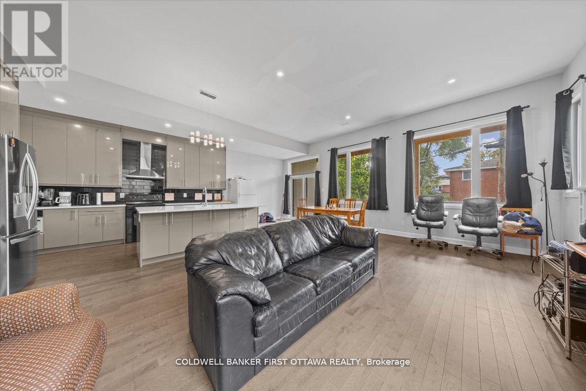560 Queen Mary Street, Ottawa, ON - Indoor Photo Showing Living Room