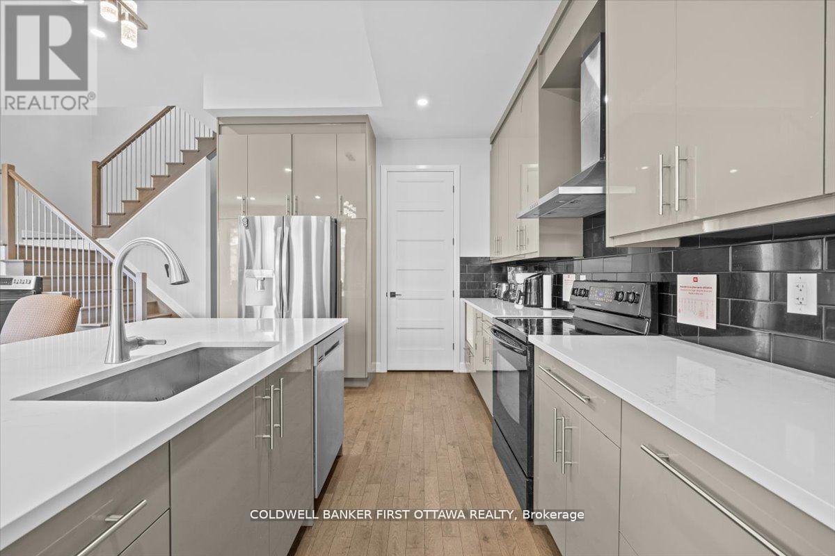 560 Queen Mary Street, Ottawa, ON - Indoor Photo Showing Kitchen With Upgraded Kitchen