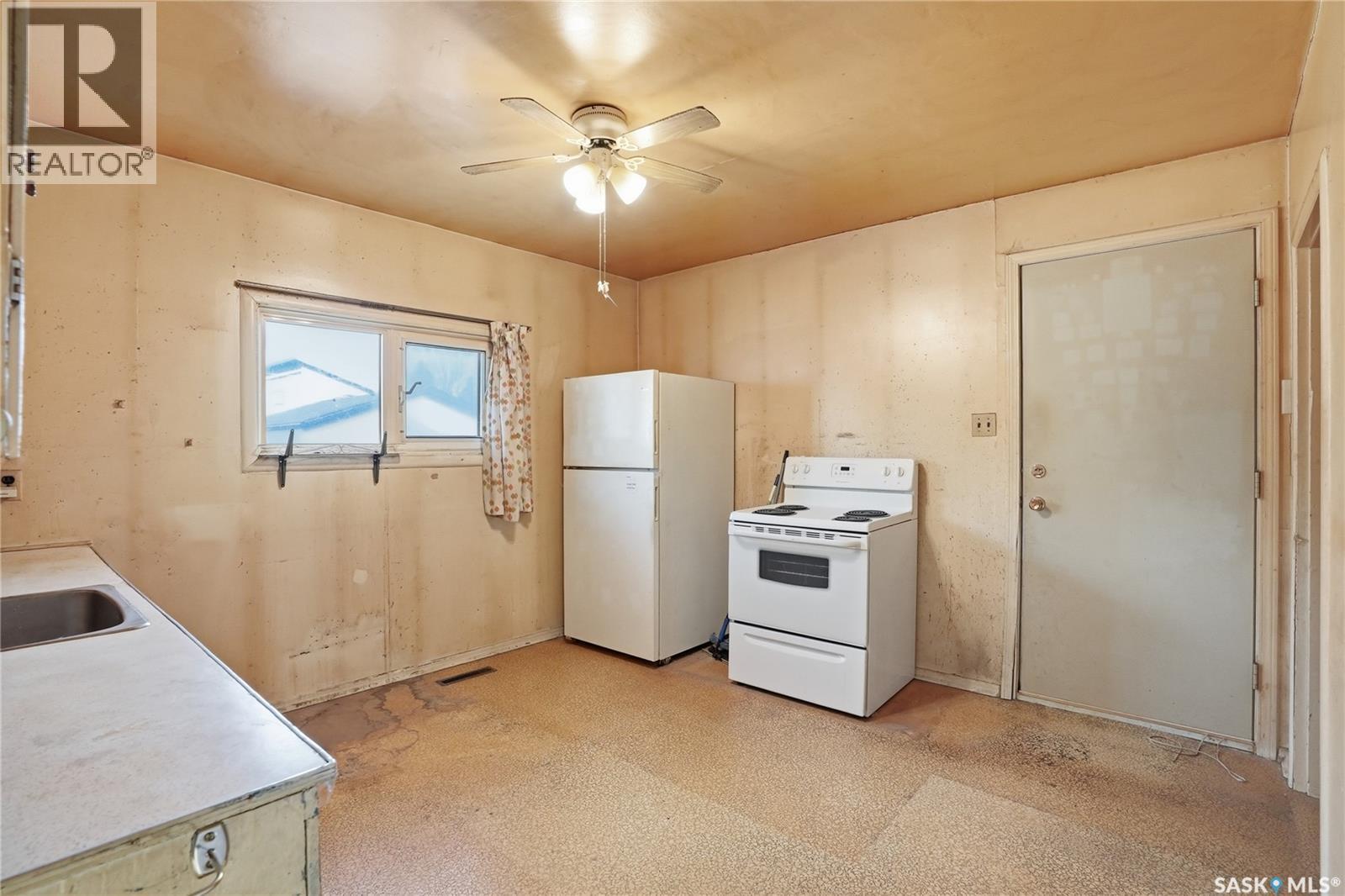 2123 St George Avenue, Saskatoon, SK - Indoor Photo Showing Kitchen