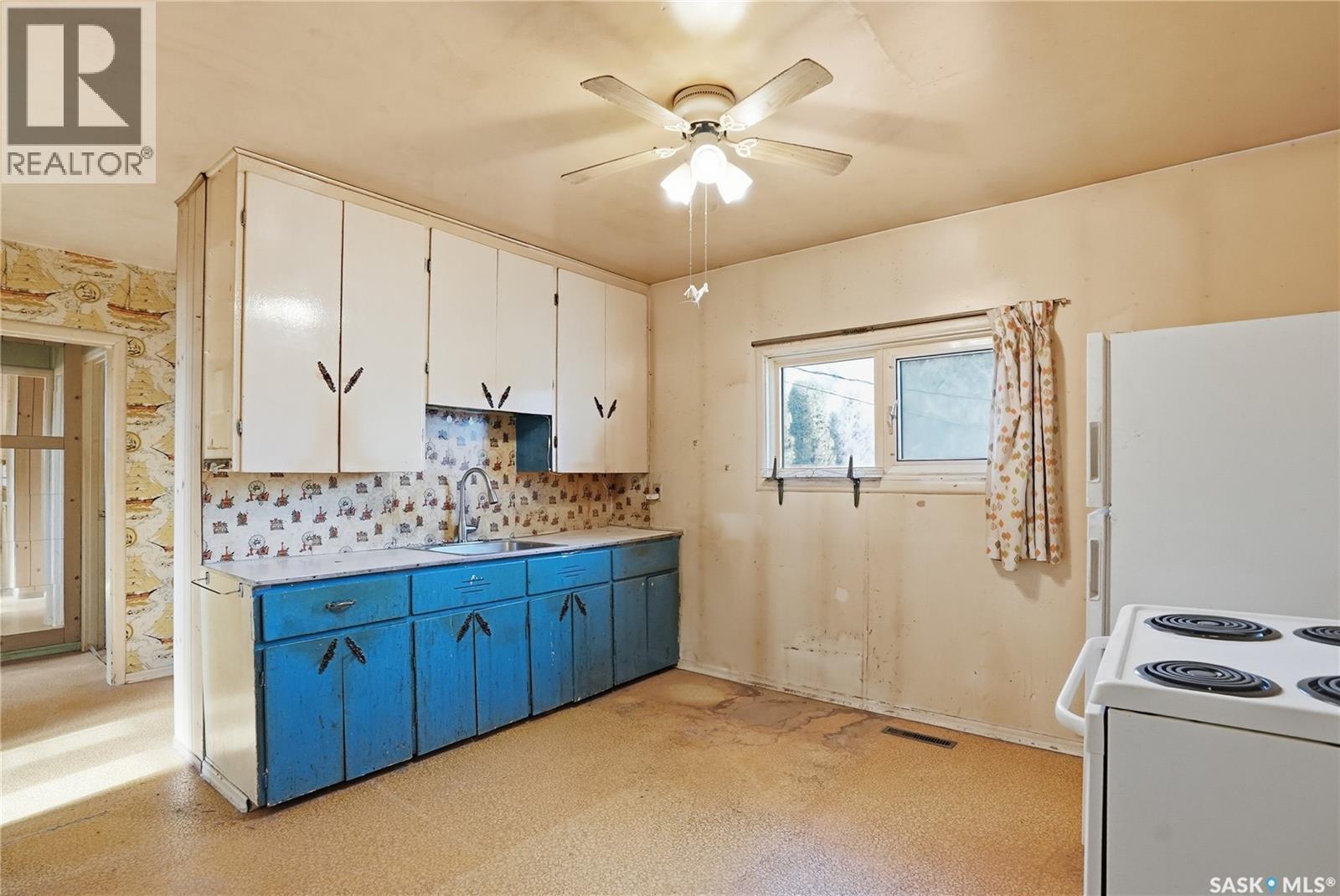 2123 St George Avenue, Saskatoon, SK - Indoor Photo Showing Kitchen