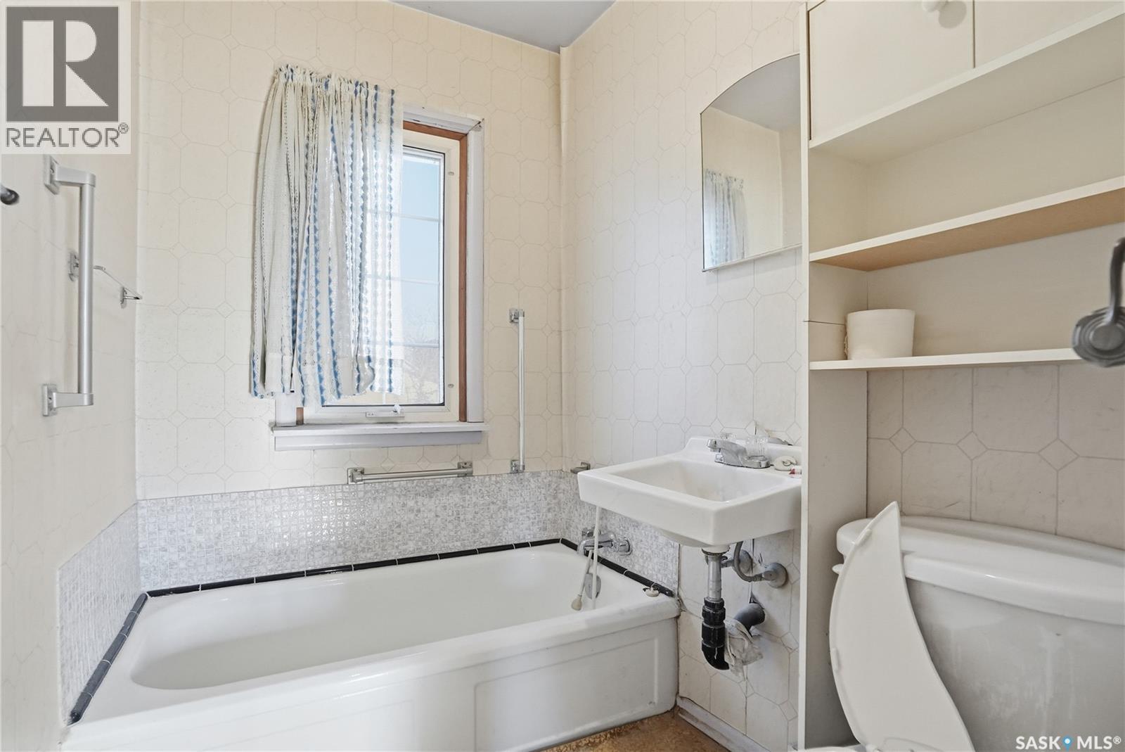 2123 St George Avenue, Saskatoon, SK - Indoor Photo Showing Bathroom