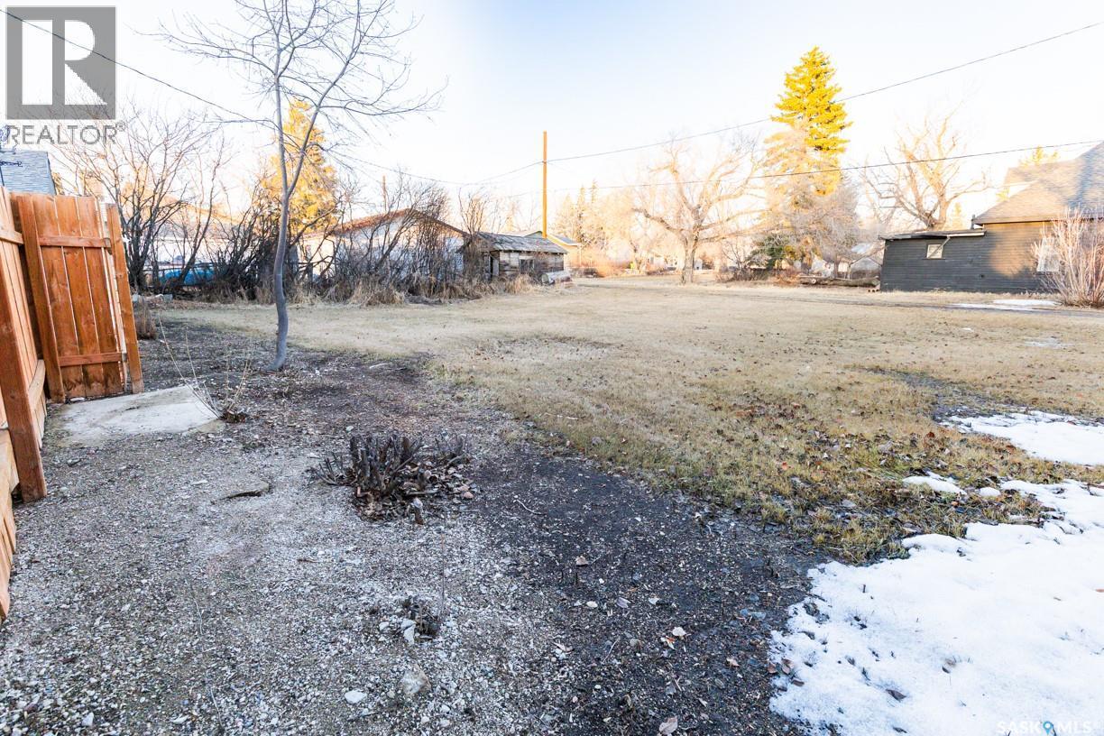 203 Saskatchewan Avenue, Luseland, SK