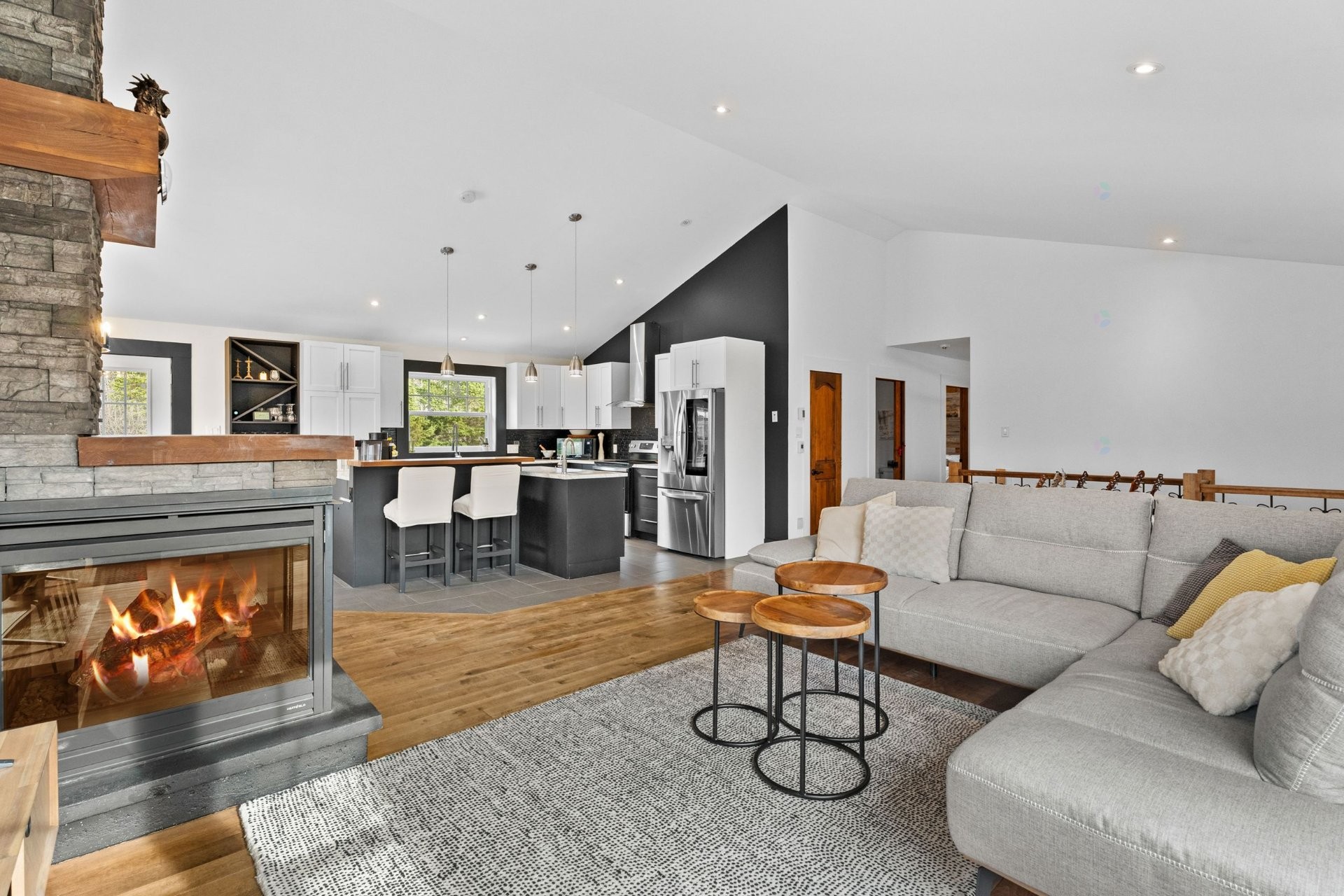 Salon - 11 Ch. Twin-Lake, Arundel, QC - Indoor Photo Showing Living Room With Fireplace