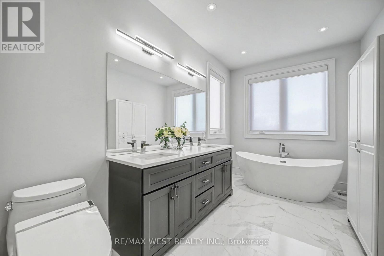 2267 Fifth Line W, Mississauga, ON - Indoor Photo Showing Bathroom