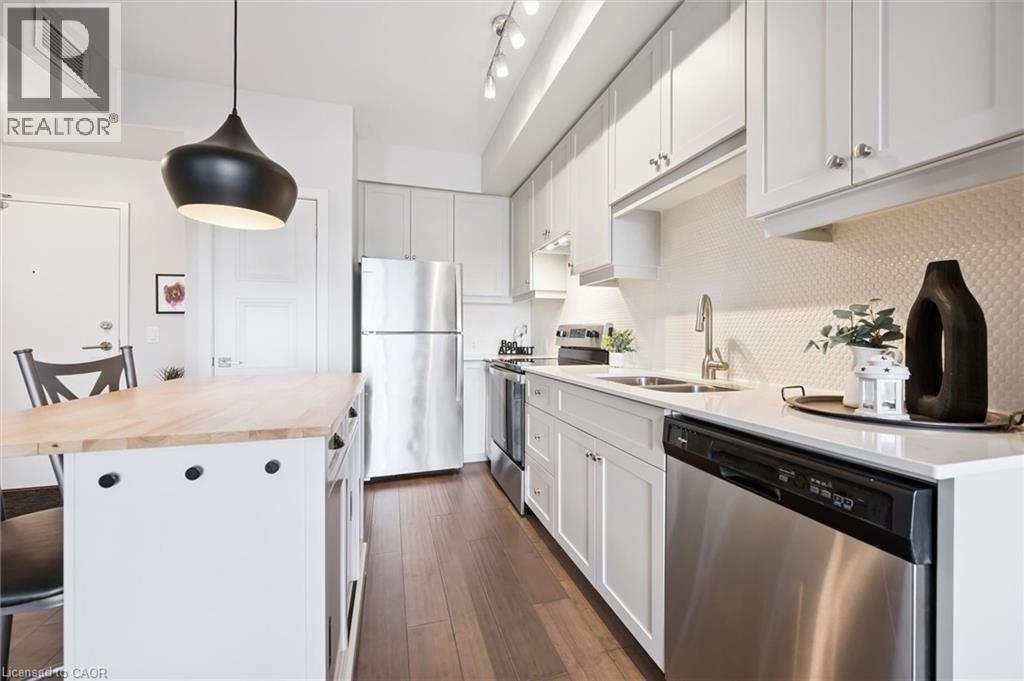 255 Northfield Drive E Unit# 610, Waterloo, ON - Indoor Photo Showing Kitchen With Double Sink With Upgraded Kitchen
