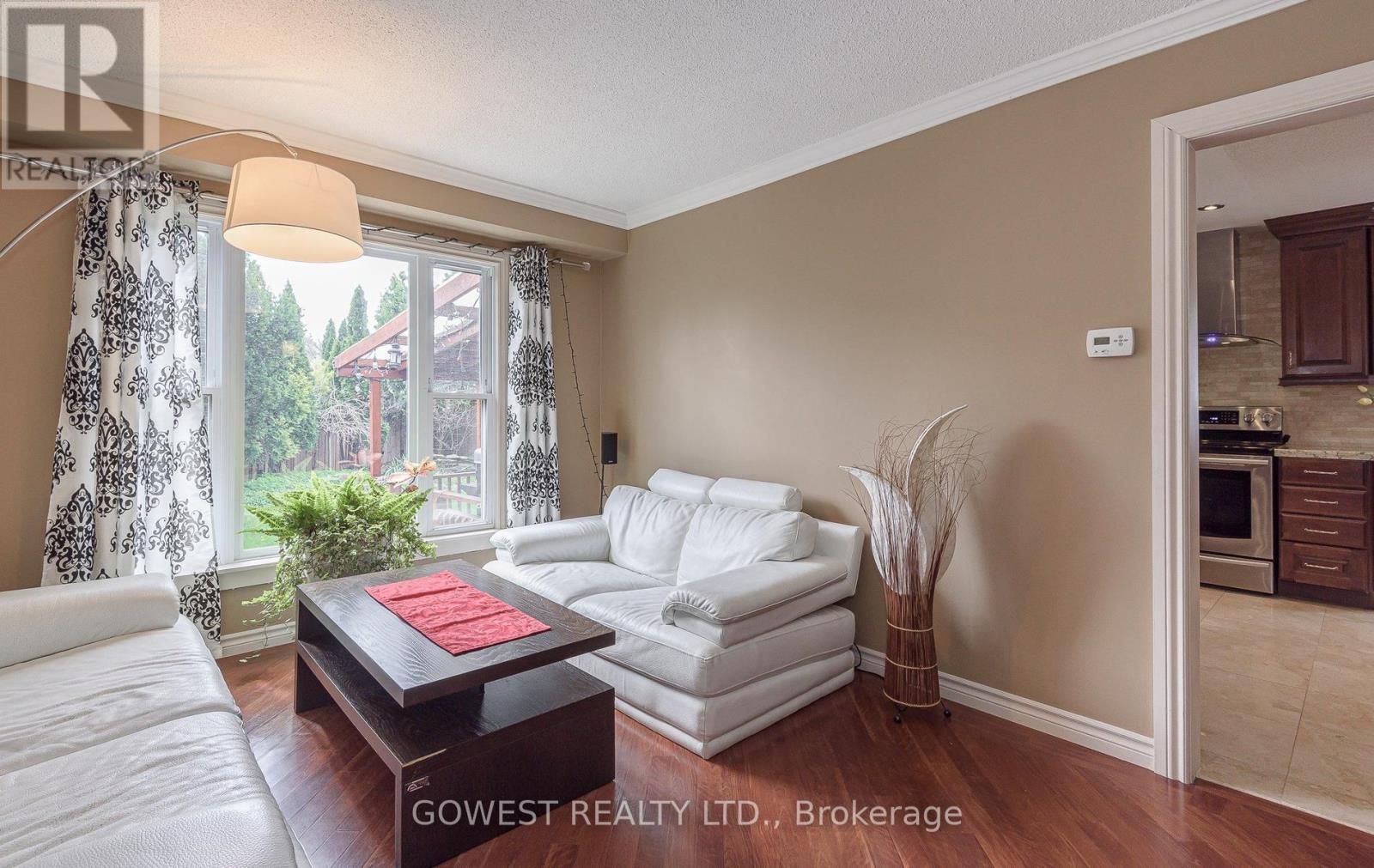 6564 Edenwood Drive, Mississauga, ON - Indoor Photo Showing Living Room