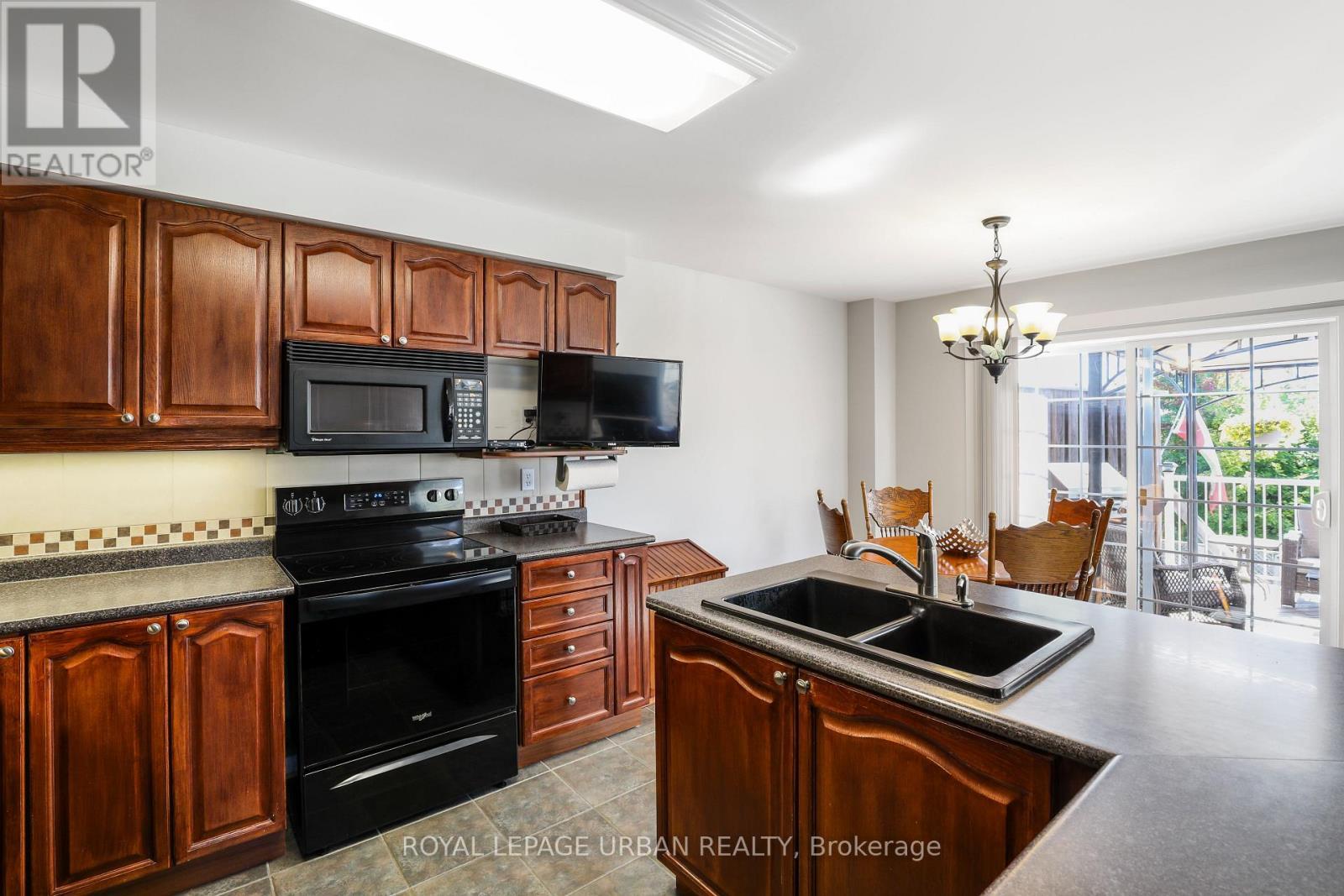 1081 Keswick Court, Oshawa, ON - Indoor Photo Showing Kitchen With Double Sink