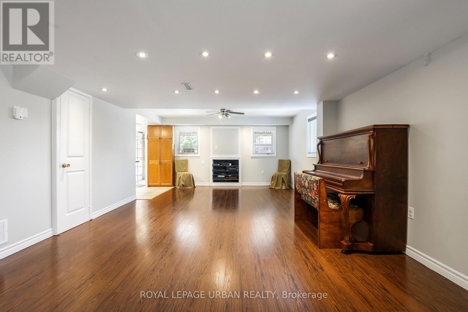 1081 Keswick Court, Oshawa, ON - Indoor Photo Showing Living Room