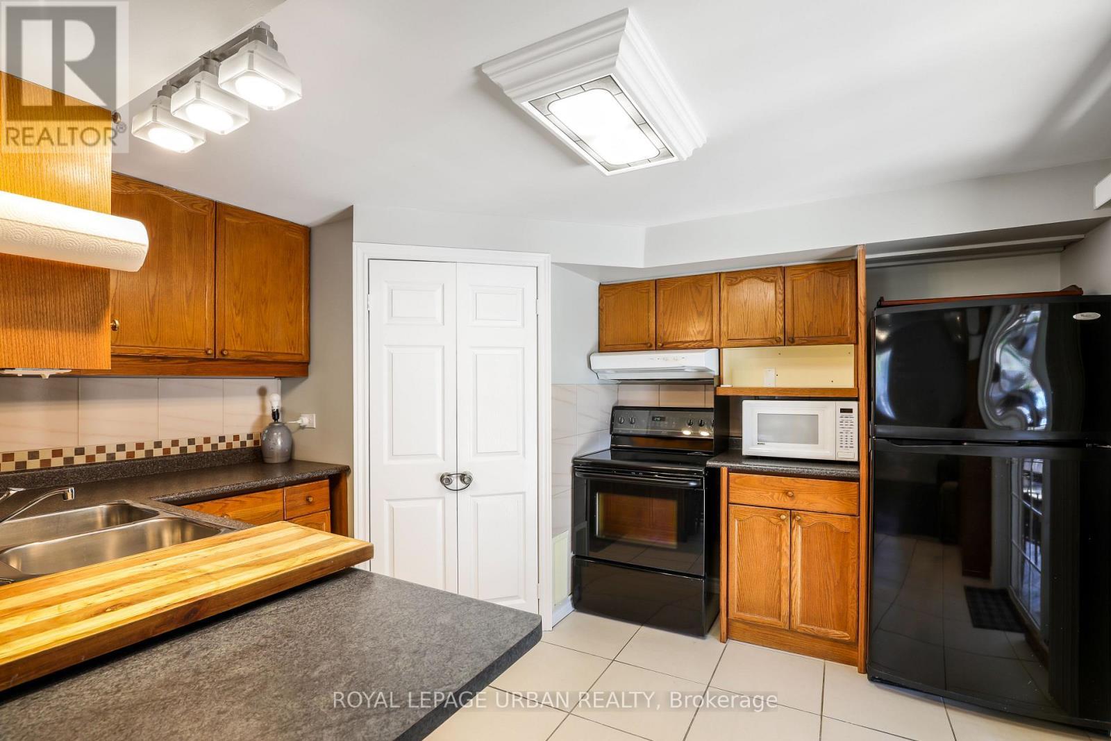 1081 Keswick Court, Oshawa, ON - Indoor Photo Showing Kitchen With Double Sink