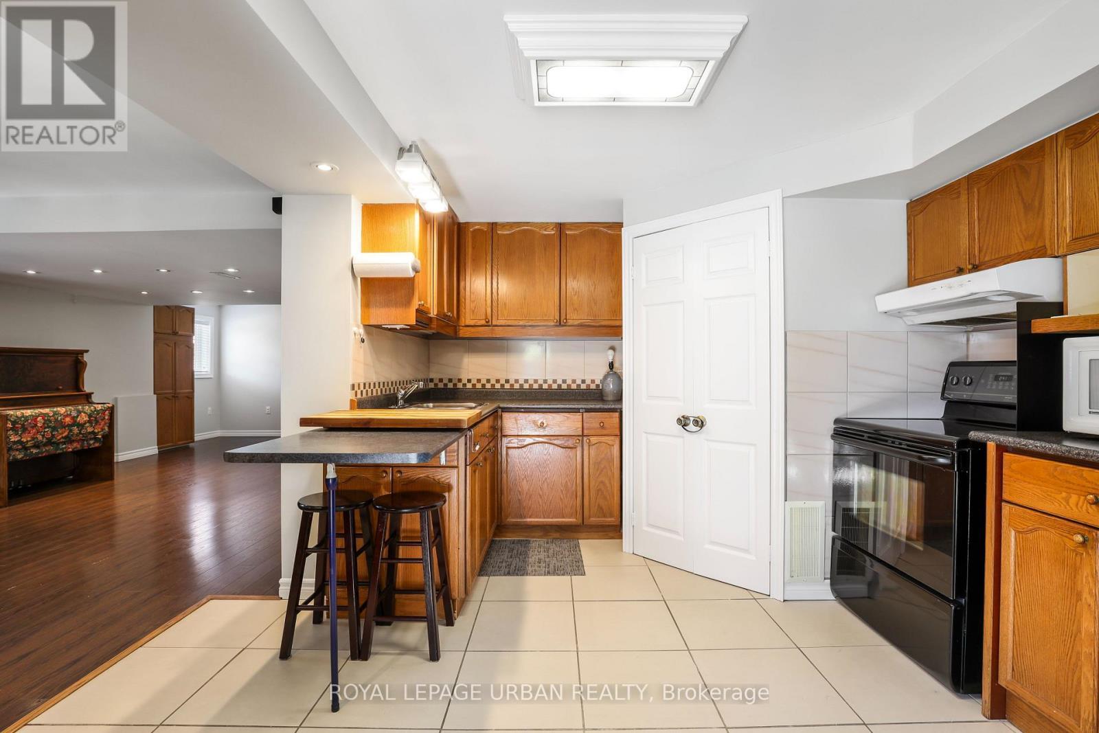 1081 Keswick Court, Oshawa, ON - Indoor Photo Showing Kitchen